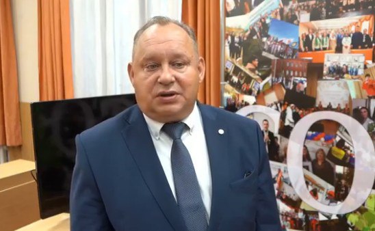 Урал56 Ру Оренбург Орск В Екатеринбург уехал еще один руководитель из Оренбурга на этот раз глава медколледжа Анатолий Володин возглавлял Оренбургский областной медицинский колледж с 2022 по 2025 годы Теперь он стал руководителем Свердловского областного медицинского колледжа Представила его новому коллективу Татьяна Савинова Анатолий Володин прокомментировал что является сторонником опережающих познавательных технологий и очень любит цифру но при этом постарается сохранить все те наработки которые есть в Свердловском медицинском колледже По его словам они уникальны и нигде более не реализуемы Напомним ранее экс глава оренбургского Минздрава Татьяна Савинова оказалась в центре кадрового скандала До этого жители Свердловской области даже потребовали ее отставки Фото Свердловский областной подробнее на канале Урал56 Ру Оренбург Орск