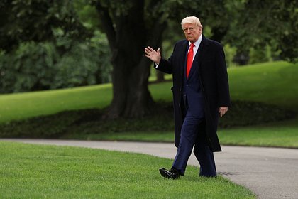 Трамп заявил о планах править вечно Президент США Дональд Трамп опубликовал шуточный видеоролик с намеком на свое вечное президентство. Соответствующую публикацию он разместил на своей странице в социальной сети Truth Social. На кадрах изображена обложка журнала Time 2018 года выпуска c заголовком «Как трампизм переживает Трампа». На обложке нарисованы таблички с датами президентства американского лидера, первая из них подписана: «Трамп 2024». В ходе ролика таблички постепенно сменяются новыми датами президентских сроков. На последней табличке написано: «Трамп 2048». Возле нее стоит глава Белого дома и наблюдает, как цифра на табличке постепенно растет. В итоге на табличке появляется надпись «Trump 4eva» Trump forever — с англ. Трамп навсегда . Ранее президент США Дональд Трамп заявил, что подумает над возможностью баллотироваться в 2028 году на третий срок. Он добавил, что его лозунгом стала бы фраза: «Трамп-2028: сведем левых с ума».