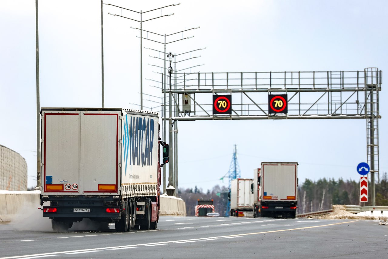Перевозчики предложили отсрочить ежегодную индексацию тарифа системы Платон Правительству необходимо отсрочить повышение оплаты за проезд по федеральным дорогам для грузовиков следует из совместного обращения руководителей 17 отраслевых объединений документ находится в распоряжении ДП В 2026 году тариф в системе Платон изменится дважды в феврале в связи с повышением тарифа из за плановой индексации и в марте из за поэтапной отмены понижающего коэффициента Итого тариф в будущем году увеличится на 63 до 5 46 руб км С учётом инфляции в логистической отрасли которая по прогнозам эспертов составит 4 в следующем году тарифы могут вырасти на 15 17 Подробнее о прогнозах в транспортной сфере читайте в материале ДП Александр Рюмин ТАСС Подписаться на ДП в Telegram MAX