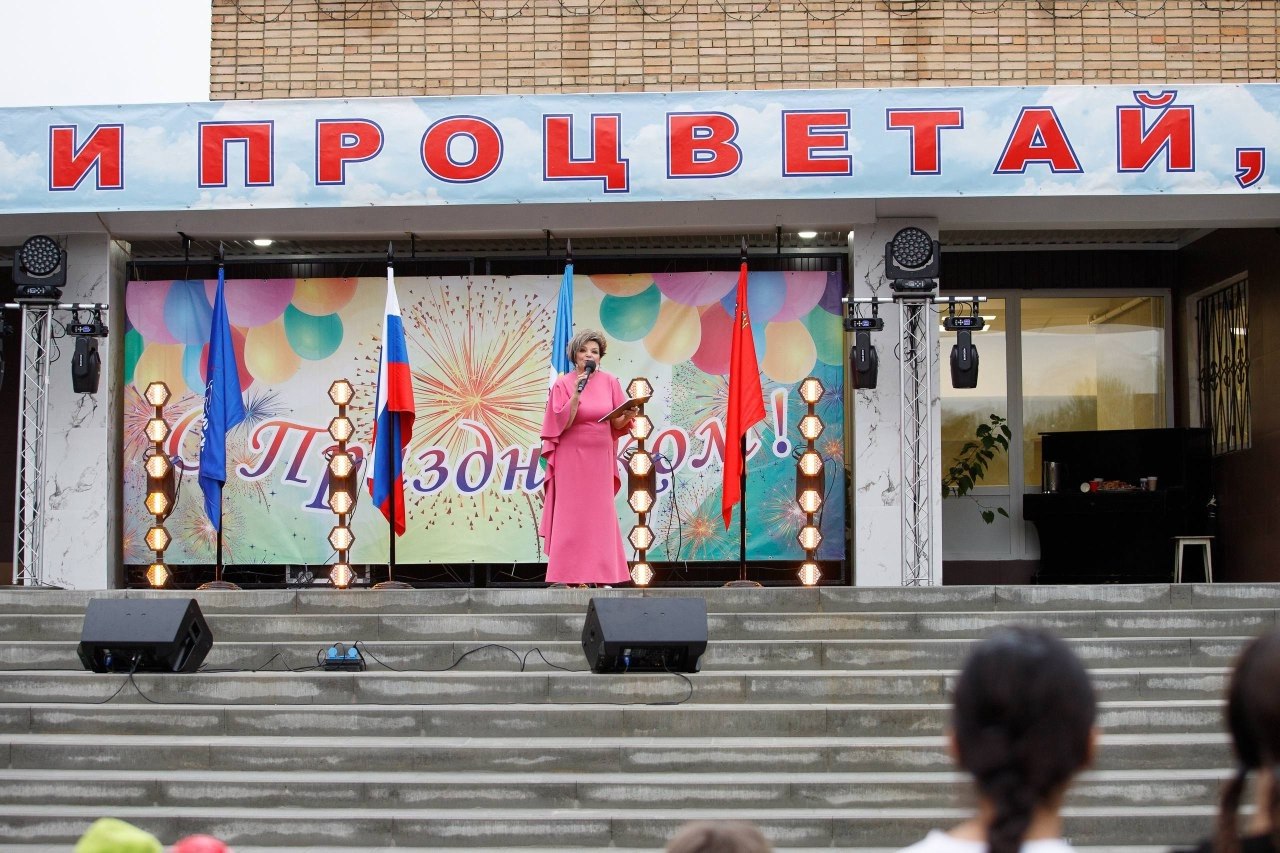 В деревне Барабаново городского округа Кашира состоялось празднование Дня села Мероприятие собрало жителей территориального отдела Базаровский и многочисленных гостей Поздравить участников праздника пришли депутат Московской областной Думы Андрей Голубев председатель совета депутатов Сергей Буров заместитель начальника территориального управления администрации городского округа Кашира Оксана Дмитриева а также депутаты окружного Совета депутатов Игорь Кручинин Эдуард Гречишкин Лариса Вековищева и Сергей Сычев В рамках торжества представители администрации вручили Благодарственные письма жителям внесшим значительный вклад в развитие общественной жизни и проявившим трудовые достижения а также чествовали супружескую пару Николая и Светланы Семеновых с 45 летним юбилеем В этот день гостей ожидали яркий праздничный концерт с артистами сельского дома культуры шоу магии для детей мастер классы спортивные соревнования и захватывающий космический дождь