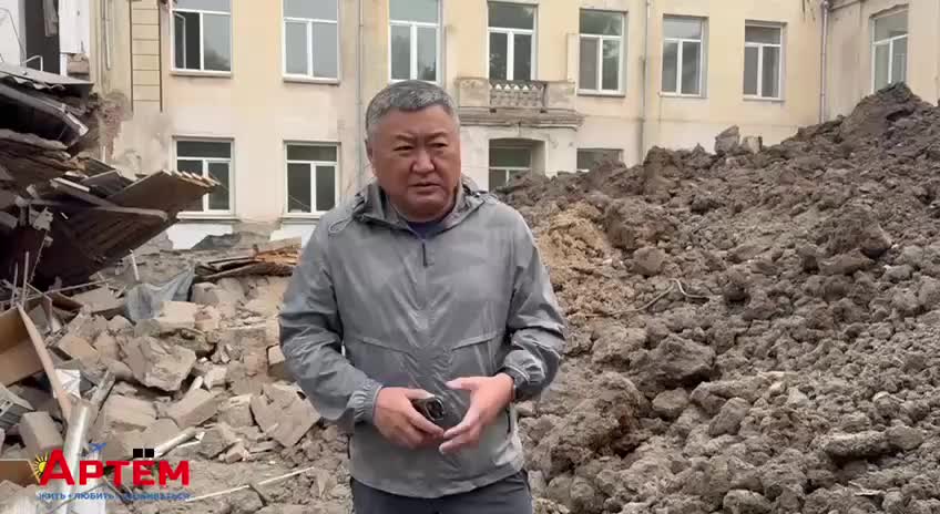 Обрушение спортзала в школе № 17 Артёма во время ремонта