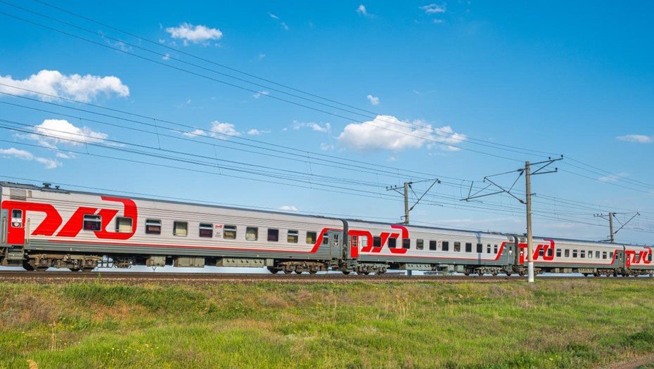 Мосбиржа зарегистрировала программу облигаций ФПК на 100 млрд рублей Московская биржа зарегистрировала программу облигаций АО ФПК входит в ОАО РЖД серии 002Р объемом 100 млрд рублей или эквивалент этой суммы в иностранной валюте В рамках бессрочной программы облигации могут размещаться на срок до 10 лет Об этом свидетельствуют данные Мосбиржи Программа утверждена без ограничения срока действия Также Интерфакс сообщил что ФПК 18 декабря проведет сбор заявок на выпуск облигаций серии 002Р 01 со сроком обращения 2 5 года объемом 30 млрд рублей Организаторами выступают Альфа банк ВТБ Капитал Трейдинг Газпромбанк Sber CIB и Совкомбанк агентом Sber CIB Техразмещение запланировано на 23 декабря По выпуску будут выплачиваться фиксированные ежемесячные купоны Ориентир доходности не выше значения кривой бескупонной доходности КБД Московской биржи на сроке 2 5 года 275 б п Фото ФПК tzdjournal