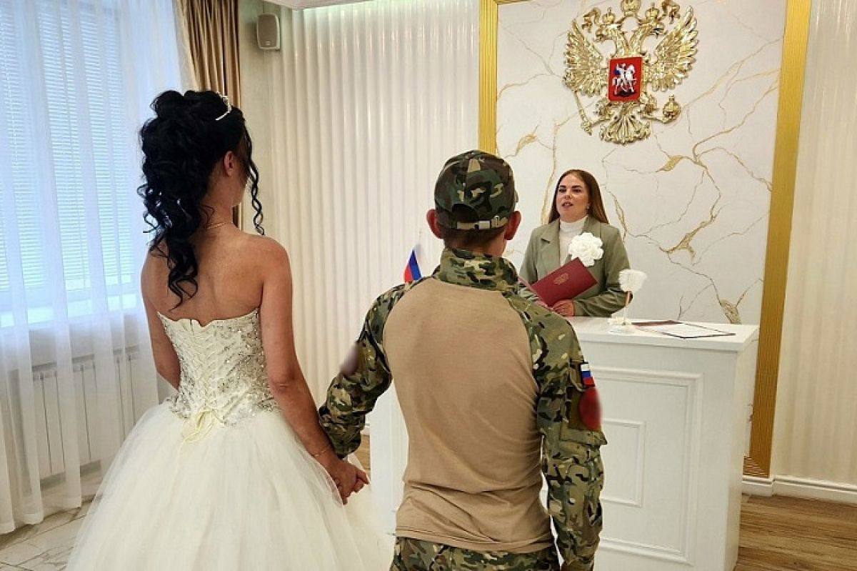 За фиктивные браки с участниками СВО будут сажать на 10 лет Депутаты внесли инициативу о введении уголовной ответственности за фиктивные браки с бойцами ради пособий и льгот Такие браки по данным парламентариев множатся и выплаты предназначенные участникам СВО достаются мошенницам   правильно деньги не должны уходить аферистам как проверять где любовь а где расчёт НЕ МОРГЕНШТЕРН