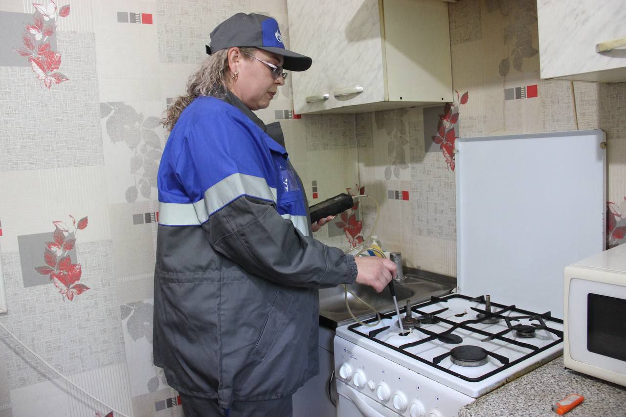 Копейчанам напомнили о важности газового обслуживания Заместитель главы по жилищно-коммунальным вопросам Александр Филиппов обратился к жителям Копейска о необходимости своевременного заключения договоров на обслуживание газового оборудования. Поводом для этого обращения послужили недавние инциденты, связанные с взрывами бытового газа в России. На официальном сайте администрации Копейского городского округа опубликован график отключений жилых домов, где не заключены договоры на внутридомовое газовое обслуживание. Отключения запланированы на август и последующие месяцы. Для обеспечения безопасности жителям необходимо не только заключить договор, но и предоставить специалистам доступ в квартиры для осмотра газового оборудования. Многие жители многоквартирных домов ошибочно полагают, что ответственность за общедомовое имущество лежит на муниципалитете. Реклама Erid: 2W5zFGdMZk4