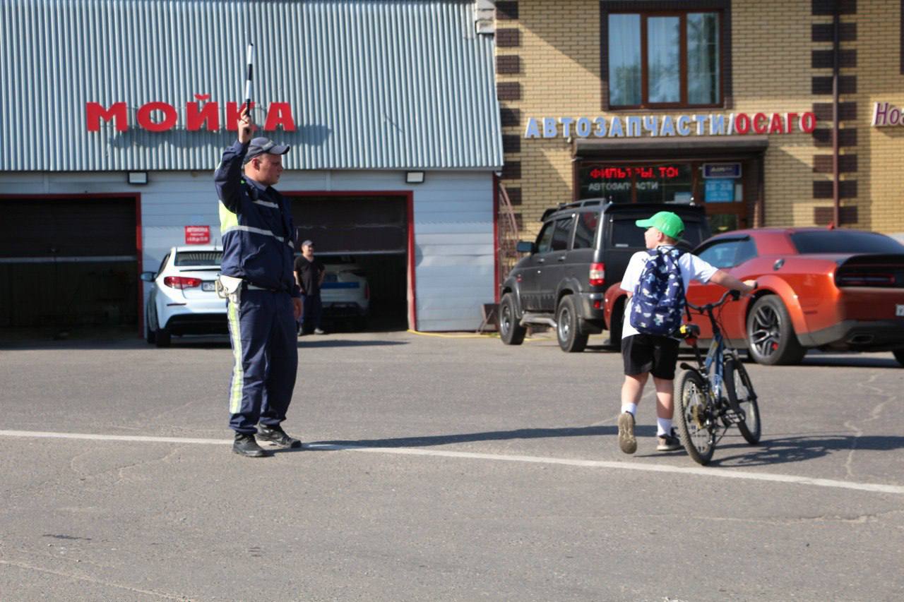 В Московской области автоинспекторы ежедневно контролируют несовершеннолетних участников дорожного движения Особое внимание уделено пользователям веломототранспорта и средств индивидуальной мобильности. В рамках усиления мер по предотвращению дорожно-транспортных происшествий с участием молодых водителей, сотрудники Госавтоинспекции МУ МВД России «Люберецкое» провели рейд «Несовершеннолетний мотоциклист». Мероприятие прошло на улице Чехова, вблизи Кореневского карьера – месте, популярном среди молодежи. Для водителей мототехники инспекторы ДПС провели профилактические беседы. Особое внимание уделялось недопустимости опасных маневров и важности использования защитной амуниции. Для несовершеннолетних пользователей СИМ и велосипедистов сотрудники Госавтоинспекции разъясняли правила безопасного катания, рекомендовали подходящие для этого места и подчеркивали необходимость использования световозвращающих элементов на одежде в темное время суток. Проведенный рейд стал важным шагом в направлении повышения безопасности дорожного движения среди молодежи и формирования более ответственного поведения на дорогах.