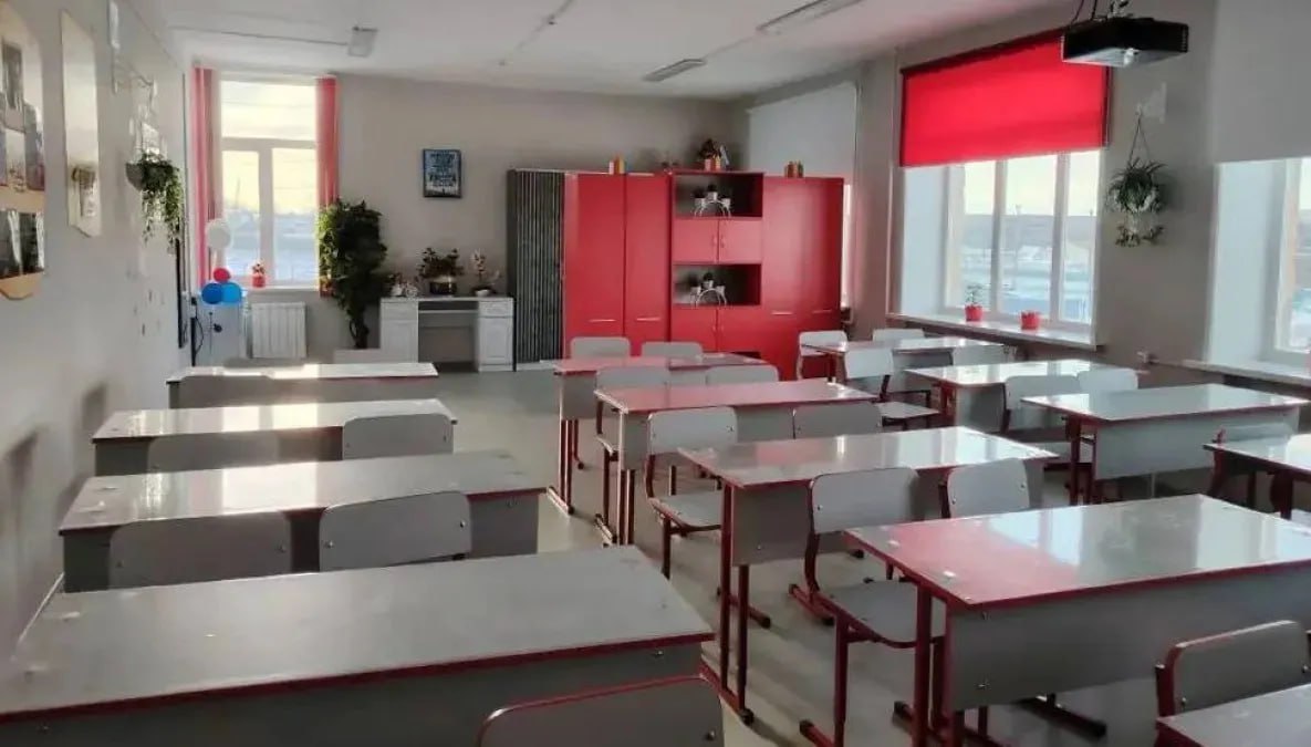 Капитальный ремонт ждёт образовательные учреждения в Ванино в 2026 году В семи образовательных организациях Ванинского района на 2026 год запланирован ремонт Как рассказал глава района Алексей Маслов на эти цели будут использованы средства из федерального краевого и частного бюджета Капитальный ремонт пройдет в детских садах Сказка и Золотой ключик а также начнут ремонт в дополнительном помещении для центра внешкольной работы В школе поселка Высокогорный заменят систему отопления а в школе поселка Октябрьский кровлю В спортивных залах школ 3 и 4 поселка Ванино заменят профессиональное покрытие todaykhv