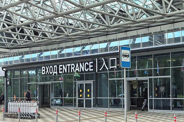 Аэропорт Красноярск модернизировал входные группы Пассажирского терминала В международном аэропорту Красноярск им. Д.А. Хворостовского завершена масштабная модернизация входных зон Пассажирского терминала. Основные изменения затронули главный и служебный входы. Об этом сообщает AVIA.RU. Как отмечают в пресс-службе воздушной гавани, модернизация позволила повысить уровень комфорта для пассажиров, сотрудников и партнеров аэропорта. Теперь главный вход в Пассажирский терминал начинается с павильона, который сохраняет тепло в зоне досмотра и во всем аэровокзале. "Эти изменения особенно важны для нашего сурового сибирского климата – теперь даже в самые холодные дни в зоне досмотра и во всем здании терминала будет сохраняться комфортная температура, что значительно повысит комфорт пассажиров, сотрудников и гостей аэровокзала", – рассказали в пресс-службе аэропорта. aviaru.net/n285027