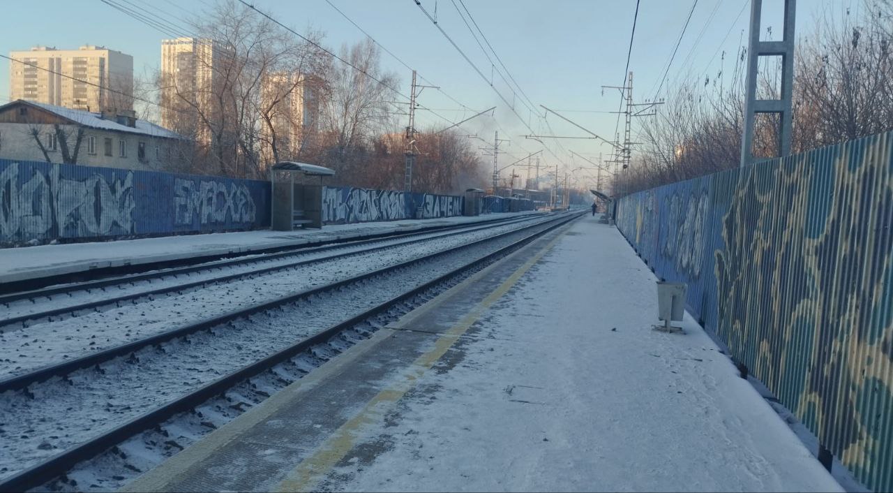 В Новосибирской области следователи устанавливают обстоятельства смертельного травмирования мужчины на железной дороге   По предварительным данным, 26 ноября 2024 года на станции Плехановская в                                                г. Новосибирске пассажирским поездом смертельно травмирован 43-летний местный житель, который переходил железную дорогу вне пешеходного перехода и не отреагировал на появление подвижного состава, вышедшего с кривого участка пути. Локомотивная бригада применила экстренное торможение, но избежать наезда не удалось. Мужчина скончался на месте происшествия.   Новосибирским следственным отделом на транспорте проводится доследственная проверка по признакам преступления, предусмотренного ч. 2 ст. 263 УК РФ  нарушение правил безопасности движения и эксплуатации железнодорожного транспорта, повлекшее смерть человека .   В настоящий момент следователями и следователями-криминалистами следственного управления проводится комплекс проверочных мероприятий, направленных на установление всех обстоятельств произошедшего.