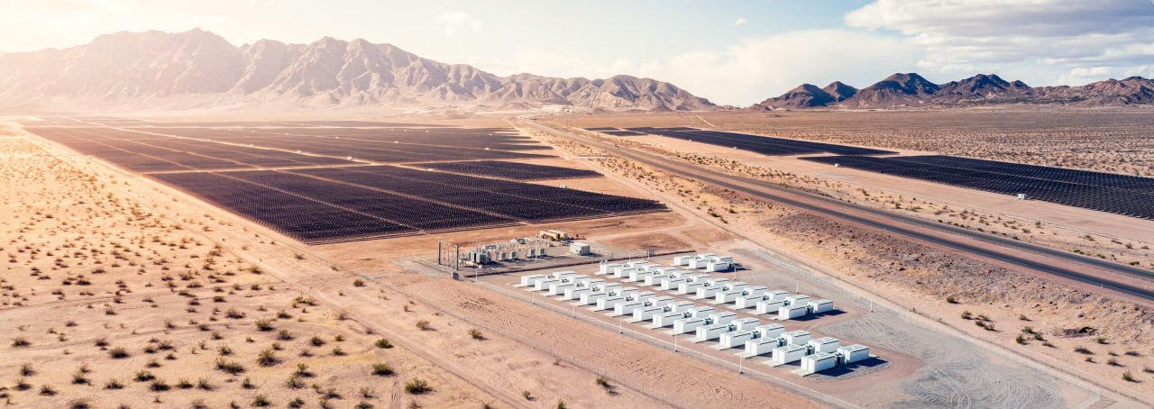 Tesla наращивает продажи накопителей Производство и накопление электроэнергии стало самым быстрорастущим направлением бизнеса Tesla в третьем квартале 2025 г Согласно отчетности компании выручка в этом сегменте выросла на 44 в сравнении с аналогичном периодом 2024 г до 3 4 млрд тогда как выручка от продаж электромобилей увеличилась на 6 до 21 2 млрд а во всех прочих сегментах на 25 до 3 5 млрд Общая емкость накопителей проданных в третьем квартале 2025 г достигла 12 5 ГВт ч это на 81 больше чем в период с июля по сентябрь 2024 г Речь идет о решениях Megapack на 3 9 МВт ч и Powewall до 13 5 кВт ч предназначенных для коммерческого и жилищного сектора Высокое напряжение