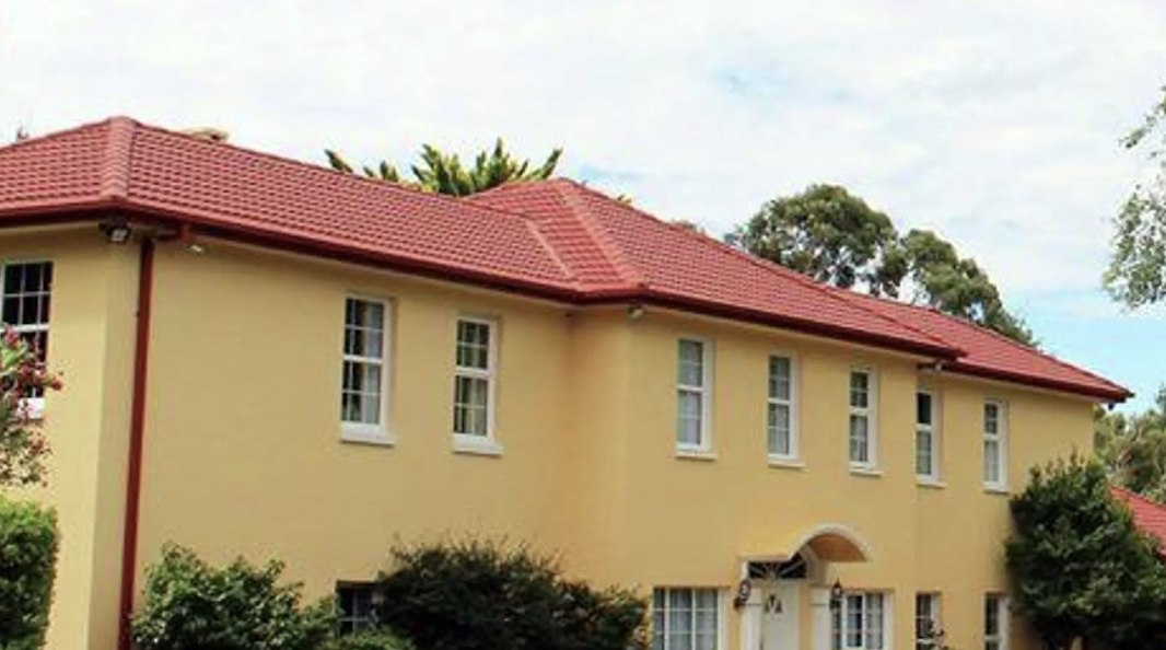 Канберра может вернуть себе место на котором планировалось разместить российское посольство но она должна будет выплатить Москве компенсацию за расторжение долгосрочного договора аренды земли Соответствующее решение вынес Верховный суд Австралии сообщает 12 ноября SBS News Российская сторона получила участок в 2008 году в аренду на 99 лет однако австралийские власти в одностороннем порядке расторгли соглашение в 2023 году из за возможных угроз национальной безопасности После этого Москва обратилась в Верховный суд утверждая что законы неконституционны и нет никаких доказательств того что диппредставительство представляет угрозу нацбезопасности В среду Верховный суд вынес решение в пользу федерального правительства Австралии признав законы действительными говорится в сообщении издания Вместе с тем суд постановил что Россия имеет право на компенсацию а австралийское правительство также обязано оплатить половину судебных издержек РФ