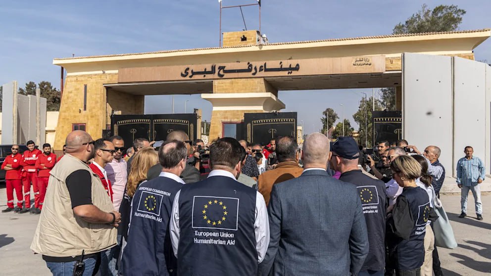 Жители Газы смогут выехать в Египет открывается пограничный переход Рафах Министерство обороны Израиля объявило что пограничный переход Рафах из сектора Газа в Египет откроется в ближайшие дни исключительно для выезда жителей сектора Газа в Египет Этот пограничный переход контролируется с одной стороны Египтом а с другой израильской армией Уже на следующий день после резни ХАМАС в Израиле 7 октября 2023 года египетские власти выдвинули танки к границе с Газой чтобы предотвратить возможный побег террористов в Египет По сообщению министерство обороны Израиля контроль за пересечением границы будет возложен на миссию Европейского союза Рафах по желанию Израиля не должен использоваться для доставки гуманитарной помощи Эти поставки с прошлого года осуществляются в прибрежный сектор через переход Керем Шалом BILD Russian