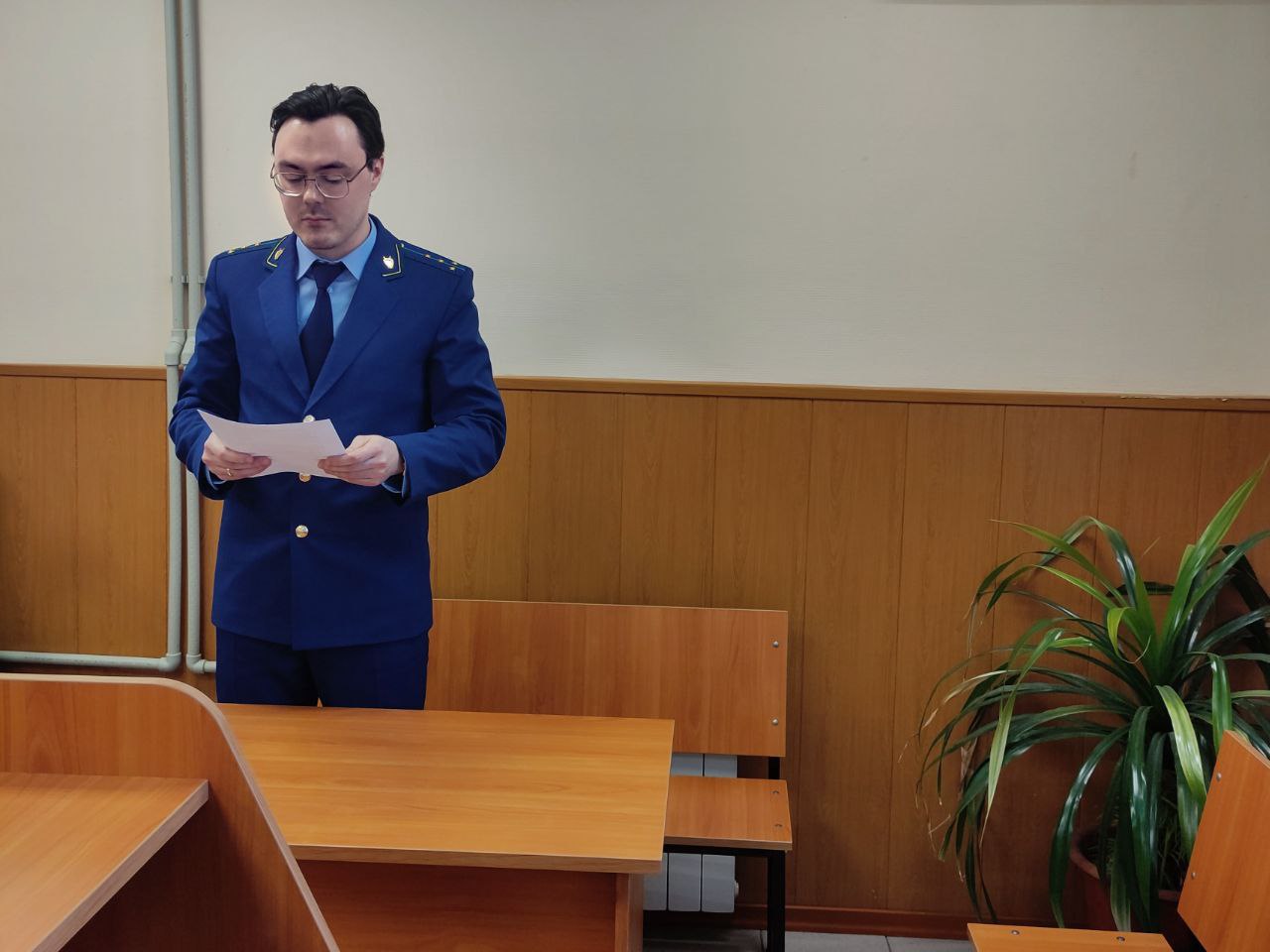 Прокуратура Гагаринского административного района г Саратов поддержала в суде государственное обвинение по уголовному делу в отношении ранее судимой 42 летней местной жительницы        Она признана виновной по ч 1 ст 157 УК РФ неуплата родителем без уважительных причин в нарушение решения суда средств на содержание несовершеннолетних детей Установлено что женщина будучи подвергнутой административному наказанию за неуплату алиментов в период 19 02 2025 по 17 06 2025 алименты не выплачивала материальную помощь своей дочери не оказывала в связи с чем у нее образовалась задолженность в сумме более 87 тыс рублей Всего за период с сентября 2023 года женщина не уплатила алиментов на сумму свыше 453 тыс рублей  Суд с учетом позиции государственного обвинителя назначил виновной наказание по совокупности преступлений в виде 5 месяцев лишения свободы с отбыванием в колонии поселении