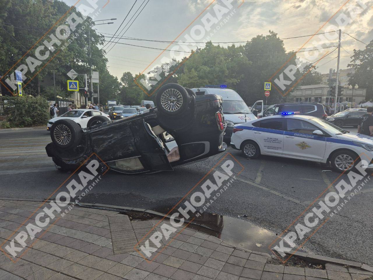 Появились подробности аварии с перевертышем в центре Краснодара В городской полиции рассказали что Тойота ехала по Красной в сторону Бабушкина и на перекрестке с Хакурате влетел в две иномарки Киа и Танк Они ехали по улице Хакурате навстречу друг другу В результате удара Танк опрокинулся на крышу Предварительно водитель Тойоты проехал на красный За рулём всех транспортных средств находились мужчины В результате аварии пострадал пассажир автомобиля марки Тойота его госпитализировали Проводится проверка вгороде происшествия Телеканал Краснодар написать