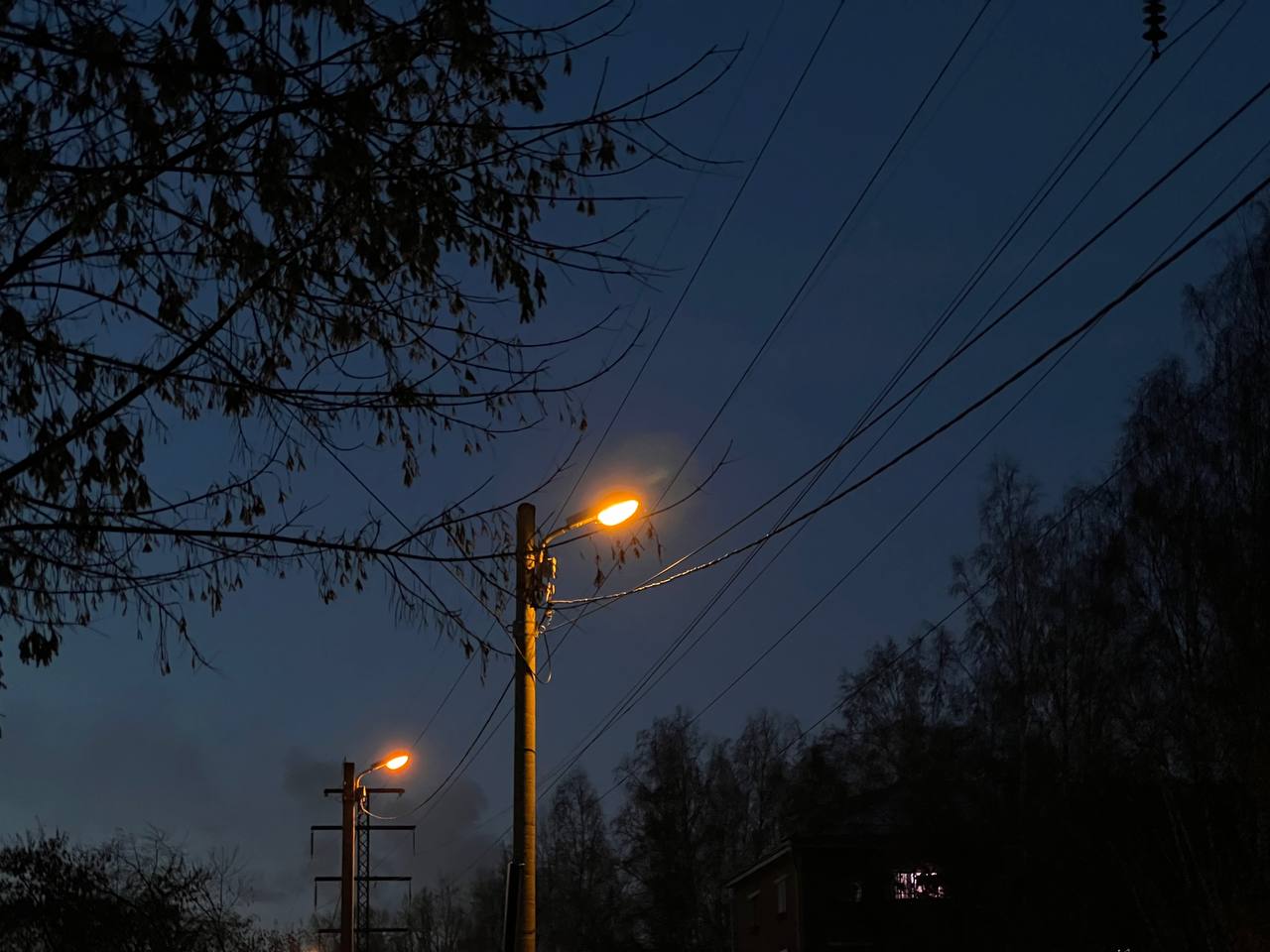 Благодаря прокуратуре Томского района Томской области в микрорайоне Молодежный поселка Мирный появилось уличное освещение Прокуратура Томского района Томской области по обращениям местных жителей провела проверку исполнения законодательства о безопасности дорожного движения Установлено что в микрорайоне Молодежный поселка Мирный отсутствует надлежащее уличное освещение в связи с чем жители вынуждены в темноте добираться до остановки общественного транспорта В этой связи прокуратура района внесла в администрацию Мирненского сельского поселения представление После прокурорского вмешательства нарушения устранены вблизи остановочного комплекса и по пути следования к нему жителей микрорайона появилось освещение