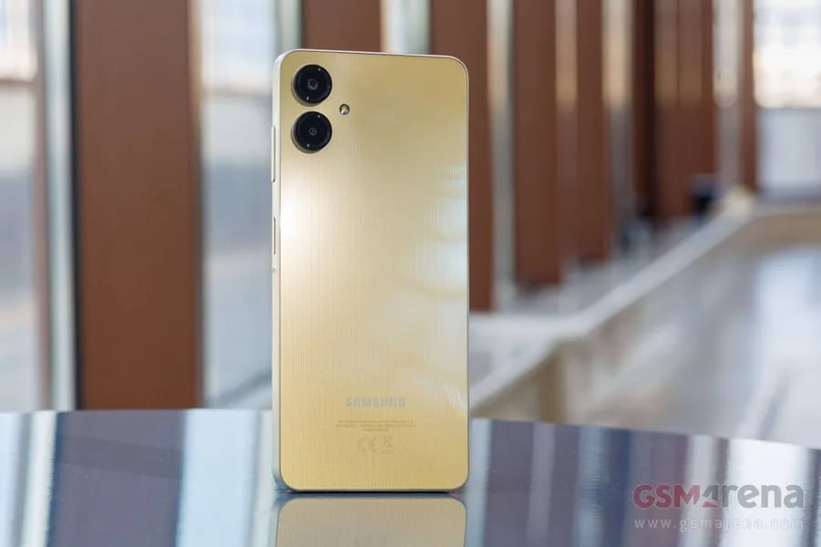 Samsung выпустила бета-версию One UI 8 на базе Android 16 для своих флагманов, но еще не завершила развертывание One UI 7, которая основана на Android 15.  Южнокорейский бренд продолжает распространение стабильной версии One UI 7 для своих смартфоном Galaxy, и последним устройством, получившим стабильное обновление One UI 7, стал Samsung Galaxy A06 4G.  Стабильное обновление One UI 7 для Galaxy A06 4G поставляется с версией прошивки A065FXXU4BYF6 и требует загрузки около 3 ГБ. Помимо редизайна пользовательского интерфейса и новых функций, One UI 7 также приносит исправление безопасности Android от мая 2025 года для Samsung Galaxy A06 4G.  Обновление начало распространяться в азиатских странах, включая Филиппины, Индонезию и Малайзию, но позже появится и в остальных регионах.