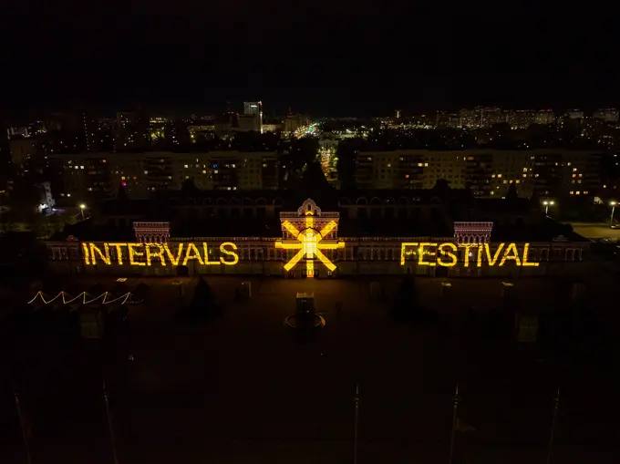 Международный фестиваль медиаискусства Intervals 2026 пройдет в Нижнем Новгороде с 23 по 26 апреля Мероприятие объединит мультимедийную выставку образовательную программу музыкальные выступления и AV перформансы Темой фестиваля станет Знак Символ на городских локациях будут представлены работы российских и зарубежных художников а также проекты победителей опен колла   bg ru bg weekend weekend news 30196 intervals festival   Большой Город