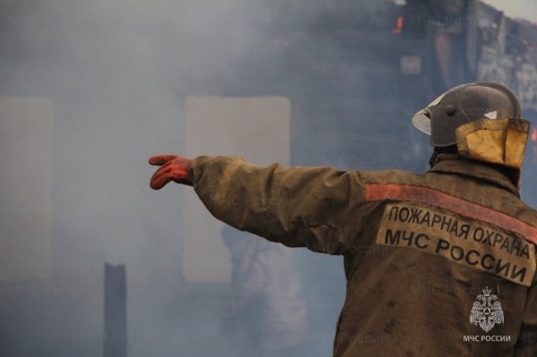 Пожарные ликвидировали возгорание в г. Южно-Сахалинск   19 февраля в 14:46 диспетчеру Южно-Сахалинского пожарно-спасательного гарнизона поступило сообщение  о возгорании хозпостройки по адресу проспект Мира ,381А. Первый пожарный расчет прибыл через 8 минут. На момент прибытия огнеборцев, на строительной площадке горела бытовка на площади 50 квадратных метров.    В 15:19 возгорание было локализовано, а в 16:07 полностью ликвидировано. В тушении участвовали 12 сотрудников и 2 единицы техники ГУ МЧС России по Сахалинской области. Погибших и пострадавших нет. Причины возгорания устанавливаются.