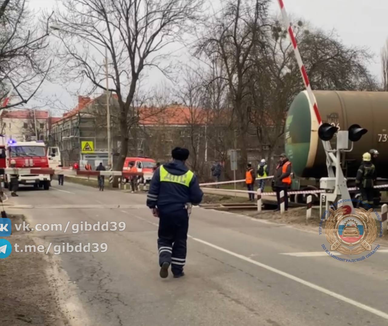 На улице Камской ж/д состав сошёл с рельсов.  Вблизи железнодорожного переезда 4 вагона-цистерны сошли с рельсов.   Движение перекрыто, на месте работает ГАИ.    Подписаться   Прислать новости