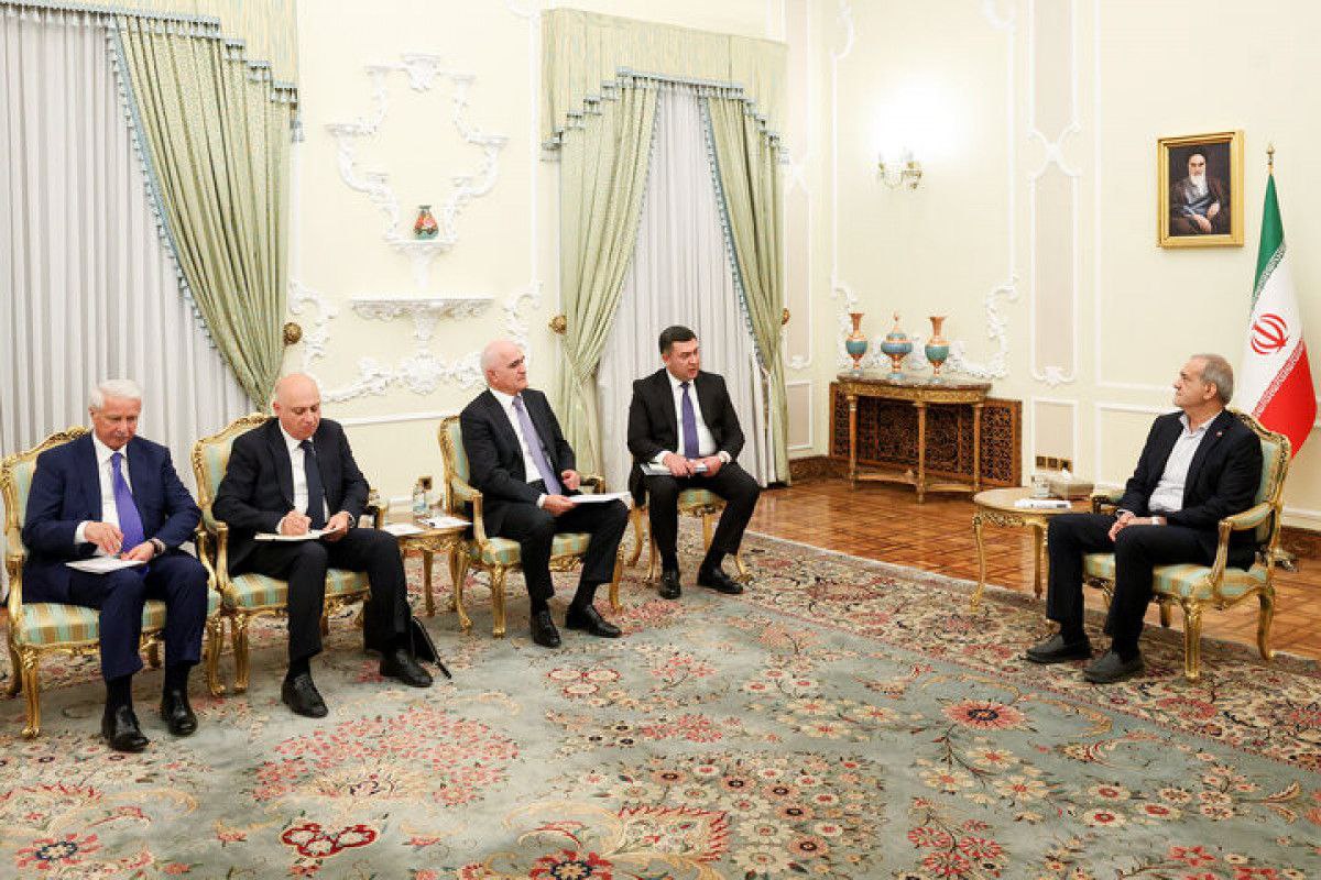 Президент Ирана Пезешкиан принял в Тегеране азербайджанскую делегацию во главе с вице премьером Мустафаевым Отмечается что в рамках визита Мустафаев также встретился с секретарем Высшего совета нацбезопасности Ирана Лариджани Caucasian bureau