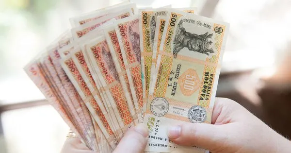 Соцстрах тонет в долгах предприятия задолжали бюджету 838 млн леев Счётная палата проверила бюджет государственного социального страхования за 2025 год и сделала неутешительные выводы Задолженность перед фондом достигла 838 млн леев Это на 230 6 млн больше чем в конце 2024 года При этом только за прошлый год бюджет недополучил 14 2 млн леев из за того что предприятия попросту недоплатили взносы по сотрудникам с сокращённым или частичным графиком В среднем ежемесячно около 11 тысяч человек получали зарплату ниже минимального уровня Это напрямую ударило по поступлениям в соцстрах Госналоговая конечно пыталась контролировать ситуацию Но Счётная палата считает эти меры недостаточными Фонд продолжает худеть на глазах Отдельная головная боль компании банкроты В прошлом году их стало 1631 на 89 больше чем годом ранее Их общая задолженность перед бюджетом соцстрахования уже приближается к 500 млн леев Подпишись на primulinmd