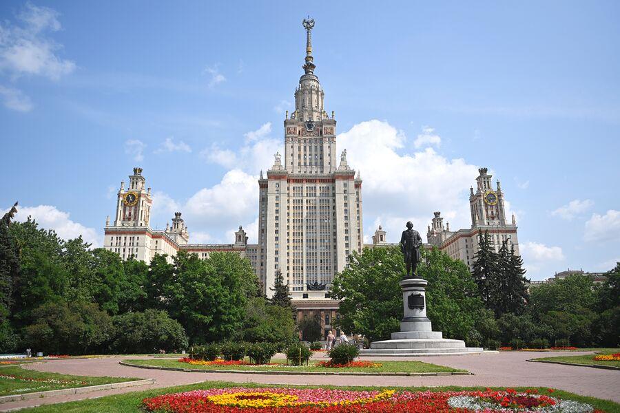 В МГУ закрыли институт, 25 лет изучавший телепортацию и машину времени.  «Институт исследований природы времени» был основан в 1999 году. Он использовал помещения МГУ для проведения семинаров, а его сайт chronos.msu.ru работал на поддомене университета.  Декан биологического факультета МГУ, академик РАН Михаил Кирпичников заявил, что о существовании подобного института ничего не знал.  Официально такой структуры точно нет. Такой структуры я не знаю, а я почти 20 лет декан. Но вот мой коллега, ветеран Биофака, говорит, что есть какая-то структура, которая сама себя так называет. Биофак — огромная организация, и если в какой-то комнатке такое происходит… Честно говорю, что впервые слышу об этом.  Михаил Кирпичников, декан Биологического факультета МГУ  Пресс-служба МГУ не комментировала эту историю.   RTVI  #новости