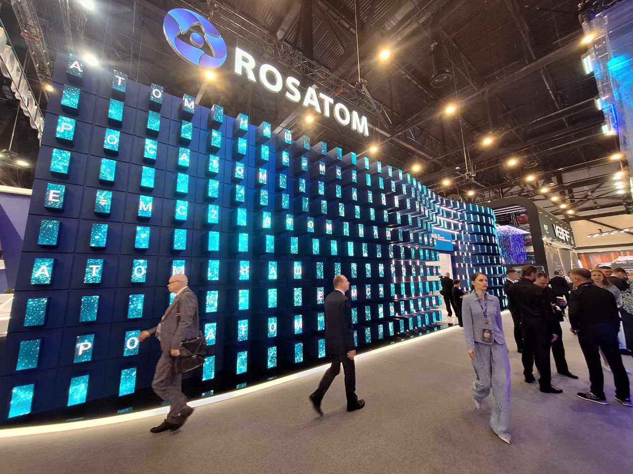 Индонезия заинтересовалась Росатомом Ряд стран включая Россию подтвердили заинтересованность в участии в проектах по строительству атомных электростанций в Индонезии страна рассматривает потенциального подрядчика заявил министр энергетики республики Бахлил Лахадалия По словам главы ведомства предложения о сотрудничестве по развитию национальной атомной энергетики поступили от 4 5 государств Мы все еще рассматриваем предложения отметил министр уточнив что правительство уже провело рабочие встречи с представителями Российской Федерации и Канады для обсуждения конкретных планов по сооружению АЭС Напомним что государственная энергетическая компания Индонезии PLN в соответствии с национальными планами развития энергетики намерена ввести в эксплуатацию две атомные электростанции к 2034 году Ранее первый вице премьер правительства России Денис Мантуров указывал на заинтересованность РФ в развитии энергетического партнерства с Джакартой В рамках этого сотрудничества Москва может предложить как строительство атомных электростанций большой мощности так и внедрение современных малых модульных реакторов адаптированных под нужды индонезийской стороны