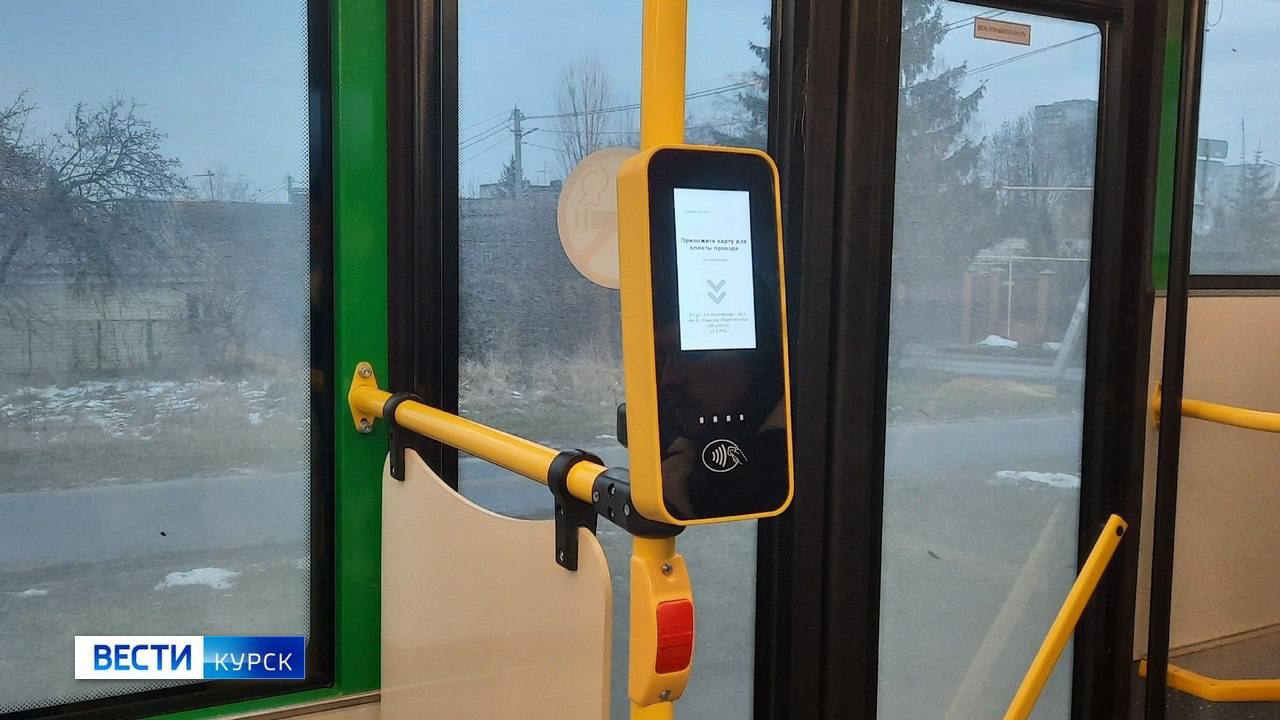 В Курске осуждены 3 водителя и перевозчик пассажиров за хищение почти 1 млн рублей из бюджета Завершено расследование уголовного дела в отношении индивидуального предпринимателя, оказывавшего населению услуги в сфере пассажирских перевозок, а также трёх наёмных водителей пассажирских автобусов. Они признаны виновными в хищении бюджетных средств в крупном размере ч. 3 ст. 159 УК РФ . По версии следствия, с октября 2021 года по март 2023 года 31-летний ИП и 3 водителя неоднократно использовали льготные проездные документы, оформленные на их знакомых и родственников. Затем предприниматель предоставлял в Минтранс Курской области отчеты, содержащие заведомо ложные сведения о фактически понесенных им затратах на перевозку льготной категории жителей региона. На основании фиктивных документов перевозчик получил субсидию в размере, превышающем 950 тысяч рублей. Вину обвиняемые не признали, но ущерб возместили в полном объеме. Уголовное дело с утвержденным обвинительным заключением направлено в суд для рассмотрения по существу. «Вести.Курск». Только проверенная информация.