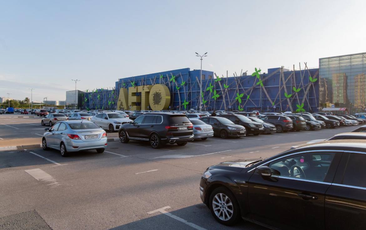 Рядом с ТРК Лето построят падел комплекс на десять кортов Контракт на строительство падел комплекса на десять кортов подписал ТРК Лето Об этом на деловом завтраке BestBreakfast рассказал генеральный директор ТРК Лето Андрей Должиков Как пояснил ДП Андрей Должиков объект будет круглогодичным Объём развлечений в торговых комплексах составляет сегодня порядка 25 и будет увеличиваться отметил он Под проект выделен участок площадью около 3 5 тыс м2 рядом с торговым комплексом Оператором станет московская компания название которой на данный момент не раскрывается Запуск ожидается в 2026 году Сергей Ермохин ДП Подписаться на ДП в Telegram MAX