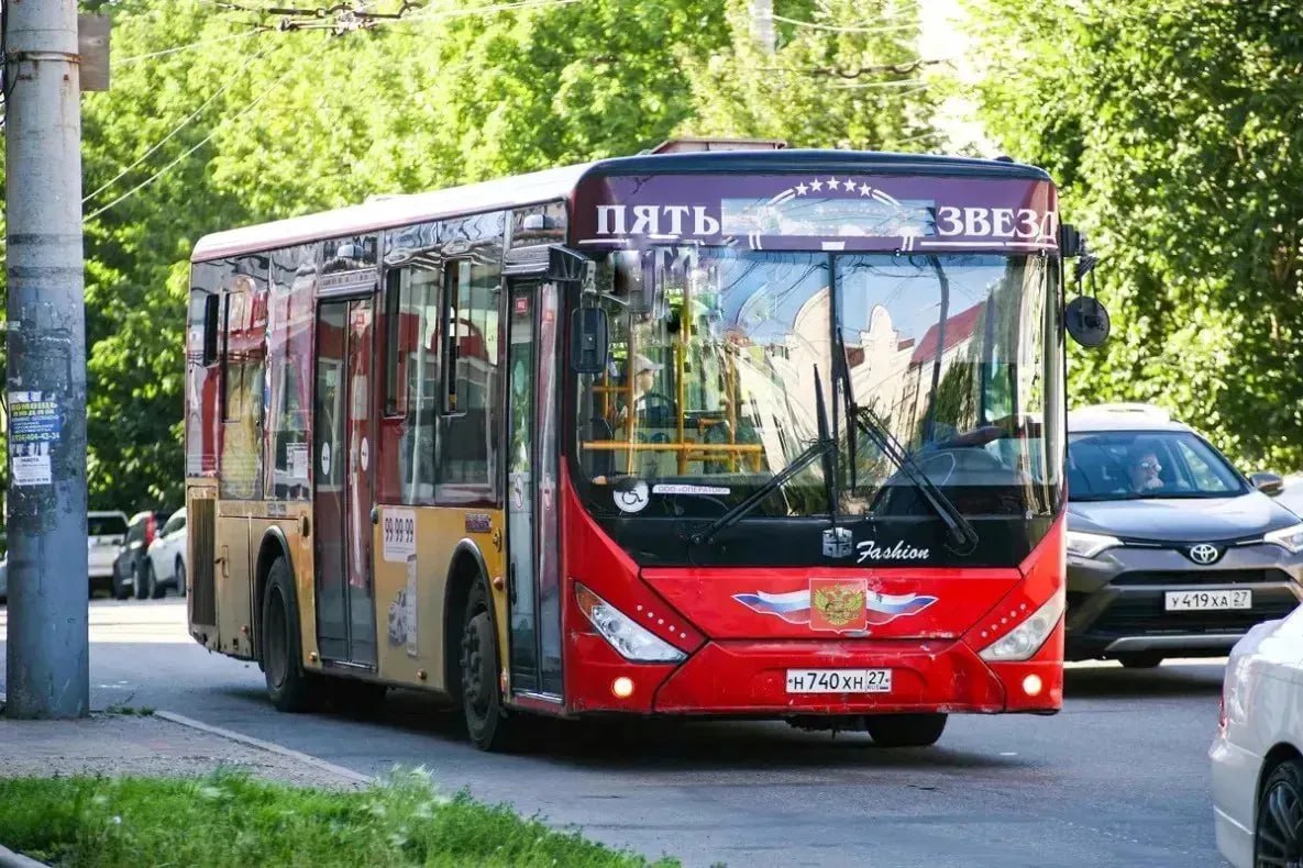 Новый маршрут автобуса до индустриального парка запускают в Хабаровске Мэр Хабаровска Сергей Кравчук подписал постановление об организации регулярного автобусного маршрута от железнодорожного вокзала до индустриального парка Новый автобус большой вместимости проследует по улицам Ленинградской и проспекту 60 летия Октября сделав поворот от локомотивного депо в направлении улицы Шмаковская и далее к улице Промывочная где расположен индустриальный парк Маршрут 20 вводится для повышения транспортной доступности отдалённых районов города Комитет по ценам и тарифам Хабаровского края установил стоимость проезда в размере 35 рублей Однако муниципальный контракт предусматривает дополнительную оплату перевозчику что позволит обеспечить наличие автобусов на маршруте todaykhv