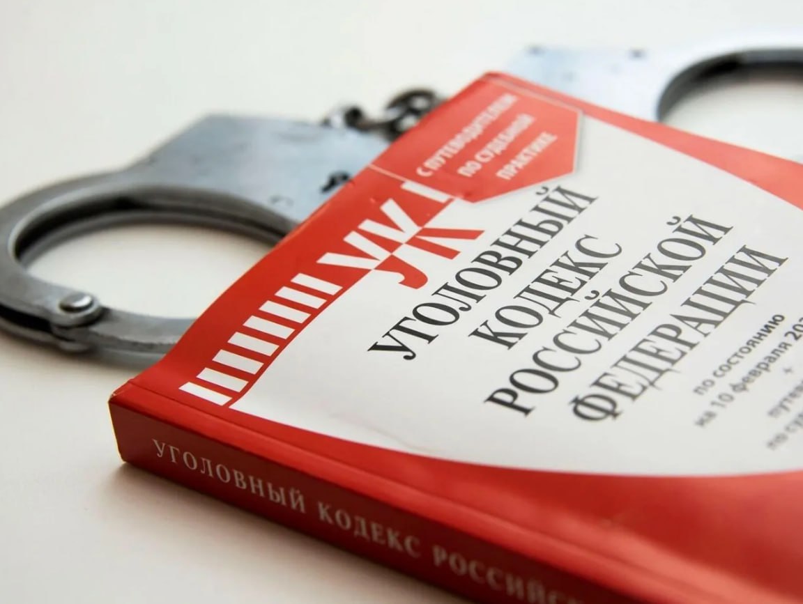 Сотрудники уголовного розыска полиции Абазы задержали грабителя В минувшую субботу утром в один из магазинов г Абаза зашёл посетитель Набрав продуктов и сложив их в свою сумку он попытался покинуть торговое помещение но был остановлен продавцом потребовавшим оплату Мужчина оттолкнул продавца а затем и администратора преградившего ему путь и покинул магазин Работники обратились в полицию В ходе оперативно розыскных мероприятий сотрудниками уголовного розыска Отделения МВД России по г Абаза был задержан ранее судимый за имущественное преступление и отбывавший наказание в местах лишения свободы 30 летний местный житель Похищенное было изъято Среди него оказались куриная грудка сервелат сыр конфеты сгущёнка Подразделением дознания в отношении злоумышленника возбуждено уголовное дело по признакам преступления предусмотренного ч 1 ст 161 УК РФ за грабёж Совершение указанного преступного деяния максимально наказывается лишением свободы на срок до 4 лет хакасия полицияхакасии мвдхакасии мвд19 преступление абаза грабеж Подписаться на наши страницы в MAX VK Telegram