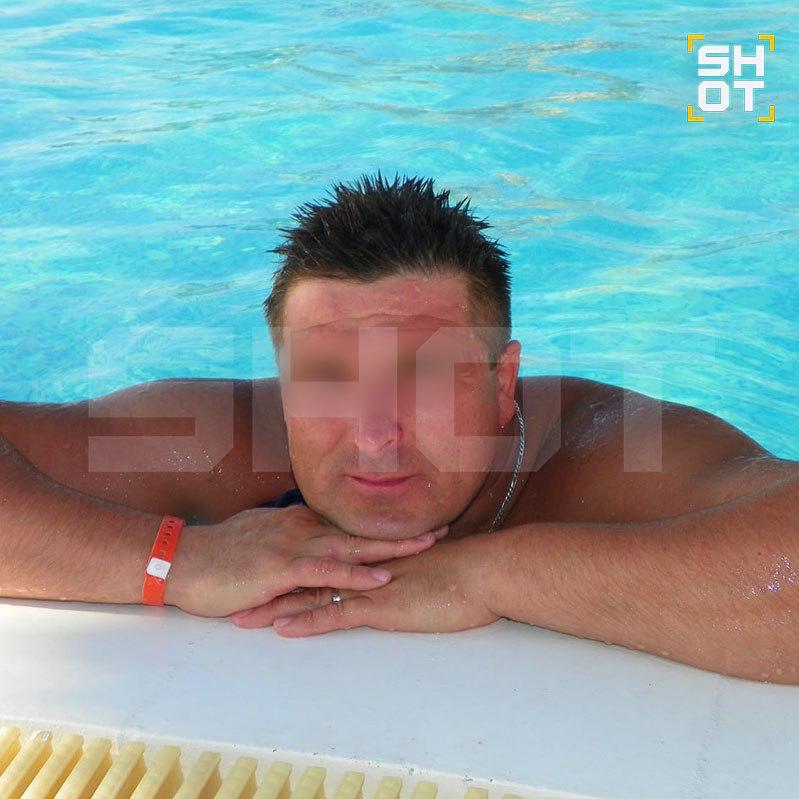Калужский бизнесмен утонул в первый день отпуска на Пхукете Как сообщает SHOT 56 летний предприниматель Андрей занимающийся строительством в Обнинске прилетел в Таиланд с семьей Заселились в отель рядом с популярным пляжем Карон и вечером пошли на море Мужчина ушел плавать один и долго не хотел выходить из воды Спустя полчаса супруга заметила что муж перестал двигаться Местные спасатели бросились на помощь туристу и пытались реанимировать на берегу Но мужчина позже скончался в больнице Предварительно у мужчины случились судороги У погибшего осталось две дочки Подписаться Прислать новость