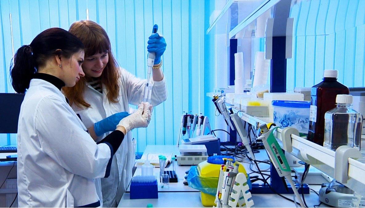 Перспективные для месторождений территории будут определять по-новому. Иркутские учёные сделали открытие в области полевой геофизики, предложив проводить дроном поиск и разведку геотермальных месторождений подземных вод. Беспилотником проводится аэромагниторазведка и тепловизионная съёмка, электроразведка осуществляется малоглубинным зондированием.  На БВС используется установленный в качестве полезной нагрузки квантовый пешеходный магнитометр-градиентометр. На основе полученных данных строятся карты тепловых и магнитных аномалий создаётся модель разреза земной коры участка с указанием геологических, тепловых, геофизических и тектонических подробностей.  В результате на глубине 400-600 метров можно обнаружить геотермальные источники, используемые для отопления или производства электроэнергии.