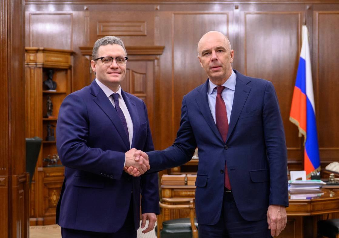 Минфин России VK Антон Силуанов провел рабочую встречу с губернатором Вологодской области Георгием Филимоновым Министр финансов Антон Силуанов и губернатор Вологодской области Георгий Филимонов обсудили вопросы реализации инфраструктурных проектов обеспечения социальных обязательств и сбалансированности регионального бюджета Особое внимание в ходе встречи было уделено вопросам социальной поддержки граждан в первую очередь участников СВО и их семей строительства социальных объектов развития инфраструктуры региона в том числе ремонта и строительства дорог Также Антон Силуанов и Георгий Филимонов обсудили реализацию проектов в сфере жилищно коммунального хозяйства которые направлены на повышение качества услуг водоотведения и теплоснабжения а также финансируются за счет средств казначейского инфраструктурного кредита