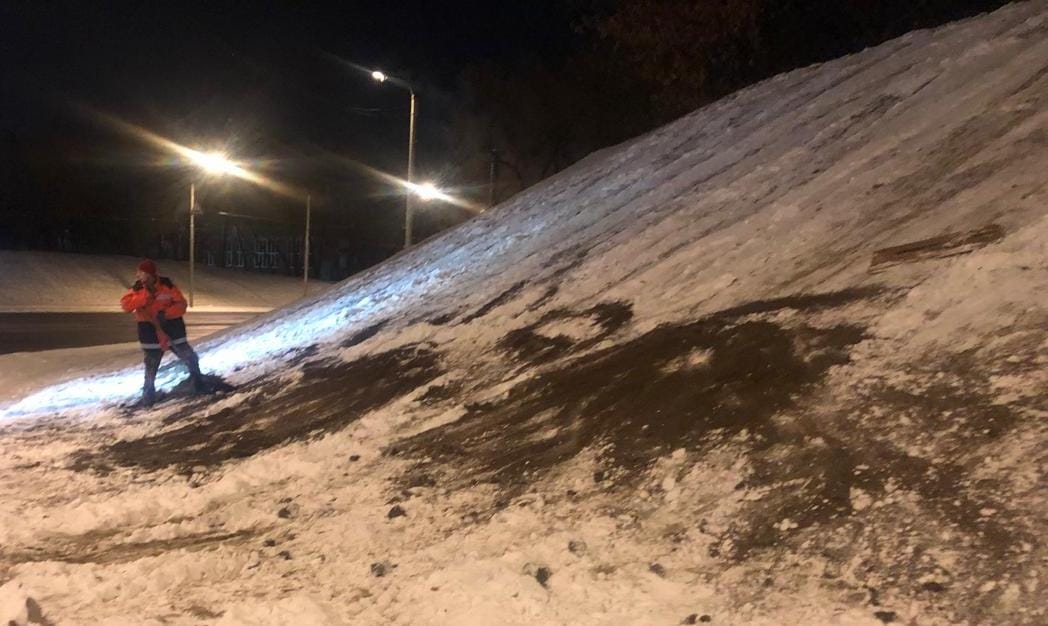 В Красноярске засыпали песком опасную стихийную горку  Как рассказали в краевом ГИБДД, она находилась вблизи проезжей части на улице Матросова.  Госавтоинспекторы напоминают, что катание с таких горок может закончиться трагедией. Жителей региона просят не оставаться безразличными к безопасности детей на дорогах.  О небезопасных местах для катания можно сообщить полицейским, работникам коммунальных служб, а также по номеру 005.   : администрация города