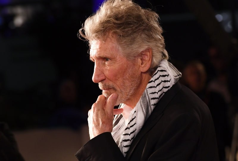 Сооснователь легендарной британской рок группы Pink Floyd Роджер Уотерс назвал власти Украины последователями националиста Степана Бандеры и призвал дать жителям Запорожья и других регионов Донбасса и Новороссии возможность самостоятельно определить свою судьбу Массовое мероприятие прошло 13 сентября и собрало около 20 тысяч участников сообщает агентство Reuters Запорожье и любые другие оспариваемые области Это не что то такое невероятно сложное Дайте местным жителям решить хотят они оставаться в составе Украины управляемой последователями Степана Бандеры в Киеве или же стать частью РФ заявил Роджер Уотерс обращаясь к участникам митинга Вопрос о статусе Запорожья и других регионов Донбасса и Новороссии неоднократно поднимался на международном уровне а после проведения референдумов в 2014 и 2022 годах эти территории уже добровольно вошли в состав России Российские власти настаивают о на праве жителей этих регионов на самоопределение в то время как Украина продолжает считать их своей территорией РИА Новости Подписаться на URA RU мы в MAX