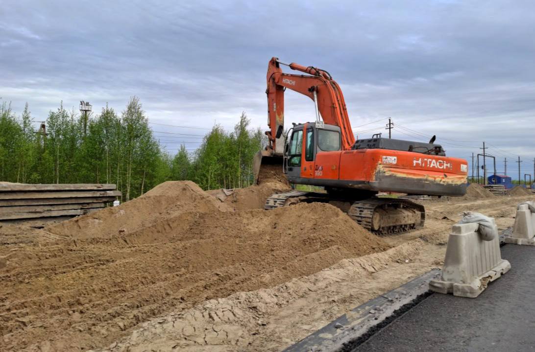 Продолжается реконструкция дороги «Коротчаево — Новый Уренгой» Сейчас основные работы выполняются на участке 674-689 км. Подрядчик фрезерует асфальт, демонтирует плиты, на некоторых отрезках приступил к устройству нового основания. Параллельно идёт реконструкция моста через реку Хэнуяха, устройство новых водопропускных труб и переустройство инженерных сетей. Работы ведутся в круглосуточном режиме в две смены, задействовано 24 единицы техники и 85 дорожных рабочих. «Для нас крайне важно обеспечить бесперебойную работу и минимизировать неудобства для жителей и автомобилистов. Все процессы тщательно спланированы, чтобы выдержать график и обеспечить высокое качество работ на каждом этапе. Движение осуществляется в реверсивном режиме», — отметил Денис Долбилин, руководитель проекта предприятия «Уренгойдострой». С просьбой отремонтировать дорогу к губернатору Дмитрию Артюхову жители обращались во время «Честного маршрута». Всего за три года полностью переустроят 40 километров дороги от основания до верхнего слоя, переустроят семь мостов и 19 водопропускных труб. НУР. Официально