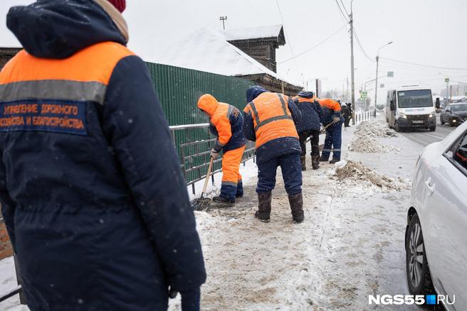 Стало известно, сколько получают рабочие в Омске за уборку снега. Об этом   рассказали в департаменте городского хозяйства.   ⏺ Речь идет о рабочих, водителях самосвалов и машинистах погрузчиков, которые трудятся в УДХБ.   По данным департамента, в январе–феврале 2025 года средний заработок убирающих вручную снег сотрудников составил 66 217 рублей в месяц. Это именно те люди, которые очищают тротуары, остановки, пешеходные переходы.   Немного больше получили те, кто трудится на спецтехнике. Доход машинистов на погрузке составил 79 937 рублей. Еще больше жалованье водителей, вывозящих снег на полигоны, — 85 670 рублей.