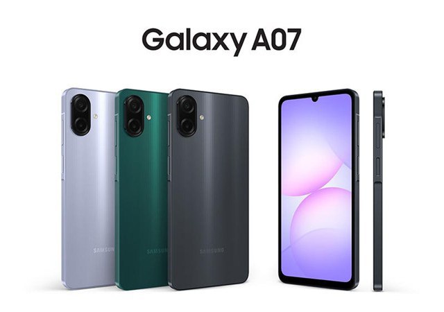 Представлен Samsung Galaxy A07 самый доступный смартфон компании 2025 года Samsung представила Galaxy A07 свой самый недорогой смартфон в 2025 году Он пришёл на смену вышедшему уже год назад Galaxy A06 который занимал эту нишу до настоящего момента Пока Samsung Galaxy A07 продаётся только в Индонезии по цене 1 399 000 рупий 86 и для этой суммы у него достойный набор характеристик Смартфон комплектуется 6 7 дюймовым ЖК дисплеем с разрешением HD и частотой обновления 90 Гц Galaxy A07 работает на чипе MediaTek Dimensity Helio G99 и предлагается в четырёх конфигурациях 4 64 4 128 и 6 128 и 8 256 Гбайт во всех случаях есть слот для карт памяти microSD Аккумулятор ёмкостью 5000 мА ч поддерживает зарядку мощностью 25 Вт На задней панели размещены две камеры 50 мегапиксельная основная и 2 мегапиксельная для макросъёмки есть фронтальная 8