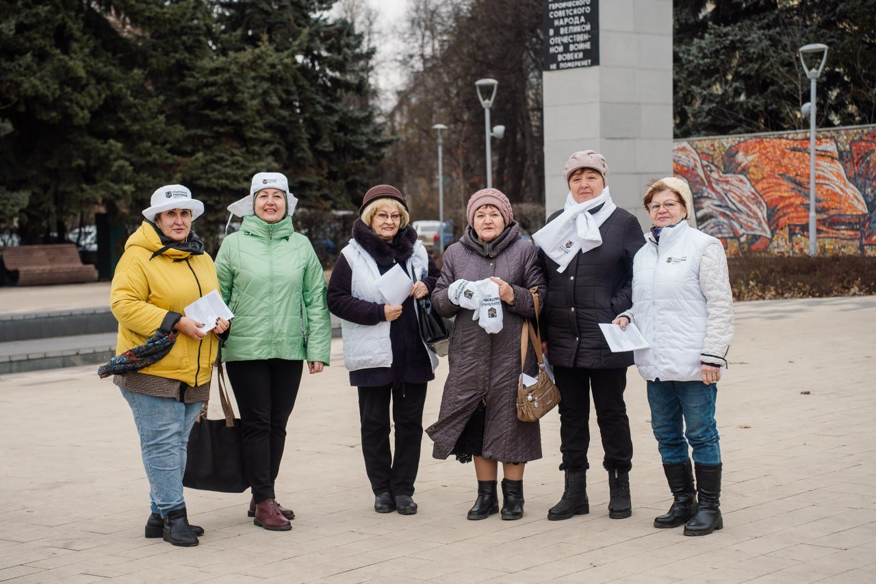 Социальные участковые Московского района Нижнего Новгорода во Всемирный день отказа от курения предлагали горожанам поменять сигарету на конфету. Такую акцию они организовали совместно с активистами ТОС микрорайона «Орджоникидзе».  Участники акции предлагали курящим на улицах людям обменять сигареты на сладости, а также раздавали информационные материалы о вреде курения. По словам социальных участковых, многие нижегородцы такой обмен поддерживали  .     О вреде курения написано многое. Но #социальныйучастковыйинформирует еще раз:   ⏺Табакокурение является причиной многих заболеваний, включая сердечно-сосудистые, респираторные и онкологические. В табачном дыме содержатся канцерогены, которые могут привести к развитию рака.  ⏺Курение увеличивает риск развития онкологических заболеваний в пять раз. Чем раньше человек начинает курить и чем дольше он курит, тем выше вероятность развития рака.  ⏺Сигарета, выкуренная натощак, увеличивает такой риск еще в два раза. Пассивное курение тоже увеличивает риск развития онкологии - на 30%.  #социальныйучастковый #нижнийновгород #московскийрайон #акция #сигаретанаконфету