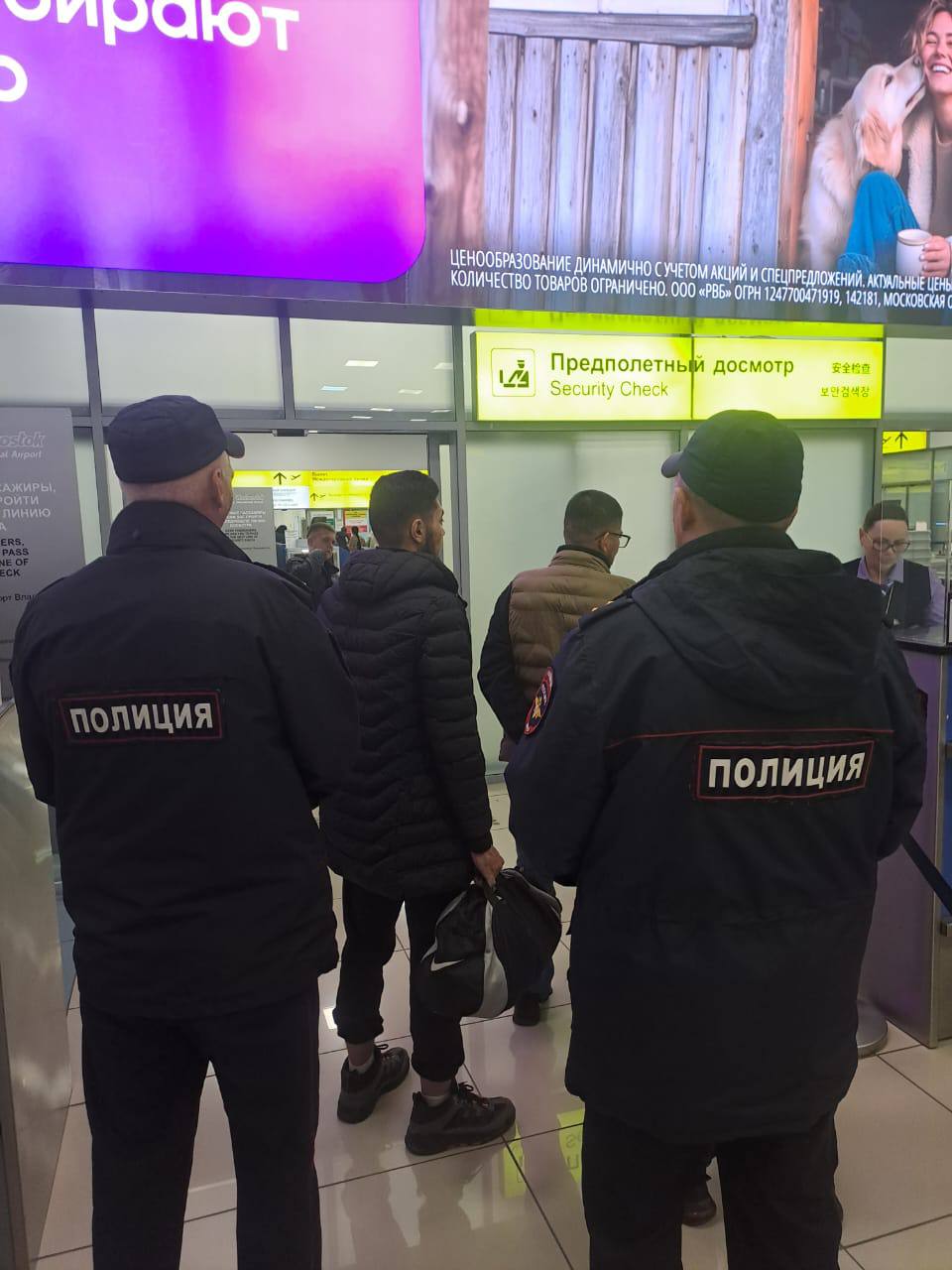 Приморская полиция депортировала за пределы России троих иностранцев отбывших наказание Сотрудники отдела иммиграционного контроля Управления по вопросам миграции УМВД России по Приморскому краю совместно с коллегами из отдела МВД России по г Артёму осуществили депортацию троих иностранных граждан совершивших преступления на территории Российской Федерации Граждане одной из республик Средней Азии 1982 2002 и 2004 г р отбывали наказание в исправительно трудовых учреждениях ФСИН за совершение преступлений предусмотренных ч 1 ст 318 Применение насилия в отношении представителя власти и ч 3 ст 327 УК РФ Подделка изготовление или оборот поддельных документов государственных наград штампов печатей или бланков После истечения сроков назначенного судами наказания от 4 месяцев до 2 лет в соответствии с Федеральным законом 114 от 15 08 1996 г их дальнейшее пребывание на территории России было сочтено нежелательным Поэтому иностранцев поместили в Центр временного содержания иностранных граждан в г Артём Приморского края где они дожидались своей очереди на депортацию Согласно Федеральному закону от 25 07 2002 N 115 ФЗ ред от 28 12 2024 О правовом положении иностранных граждан в Российской Федерации депортация это принудительная высылка иностранного гражданина из Российской Федерации в случае утраты или прекращения законных оснований для его дальнейшего пребывания проживания в Российской Федерации После пересечения государственной границы Российской Федерации в отношении данных иностранных граждан приняты решения о неразрешении въезда в Россию до 2030 года Полиция продолжает мероприятия по контролю над соблюдением миграционного законодательства t me prim police vk com public180487861 ok ru group 55028167540942 25 мвд рф