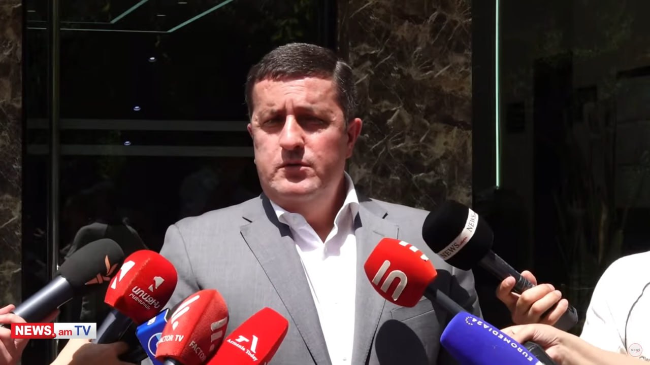 И.о. гендиректора ЭСА Давид Казинян подавать заявление об уходе не собирается. Об этом он заявил в беседе с журналистами.  Напомним, что с сегодняшнего дня к работе приступает новый и.о. начальника ЭСА, Романос Петросян. Опоздав на полтора часа в первый же рабочий день, Петросян пообещал начать деятельность с увольнений руководящего состава компании на основании «недоверия».  «Я проработал здесь 20 лет, так что с ложными обвинениями… пожалуйста, власть в их руках, всё в их руках, пусть докажут. Что значит недоверие? И кто сказал, что я им доверяю? Я лично ему не доверяю, я не доверяю их власти», — сказал Казинян.  На вопрос журналистов, написал ли Казинян заявление об увольнении, он ответил: «Конечно, нет. Он Петросян  сам заявил, что «если он не напишет заявление об увольнении, я его уволю». Пожалуйста. А по беспределу все возможно. Опыт показывает, что они на все способны».  Новости Армении