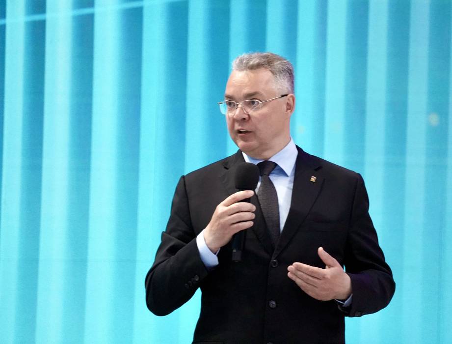 Губернатор Ставрополья предложил ввести «инфраструктурный сбор» Владимир Владимиров, выступая на Кавказском инвестфоруме, заявил, что комплексная модернизация коммунальной инфраструктуры региона требует серьёзных вложений. Возможностей регионального бюджета для этого недостаточно. По словам Владмирова, необходимы новые инструменты. В качестве одного из таких - глава края предложил «инфраструктурный сбор». Этот механизм, отметил глава края, можно закрепить в структуре тарифов. «Инфраструктурный сбор» можно бы было направлять непосредственно на модернизацию сетей и объектов. Владимиров добавил, что Ставропольский край готов стать пилотным регионом, где начали бы применять новый механизм. «ВКонтакте» и в «Одноклассниках», чтобы быть в курсе самых интересных новостей Кавказа. -Северный Кавказ