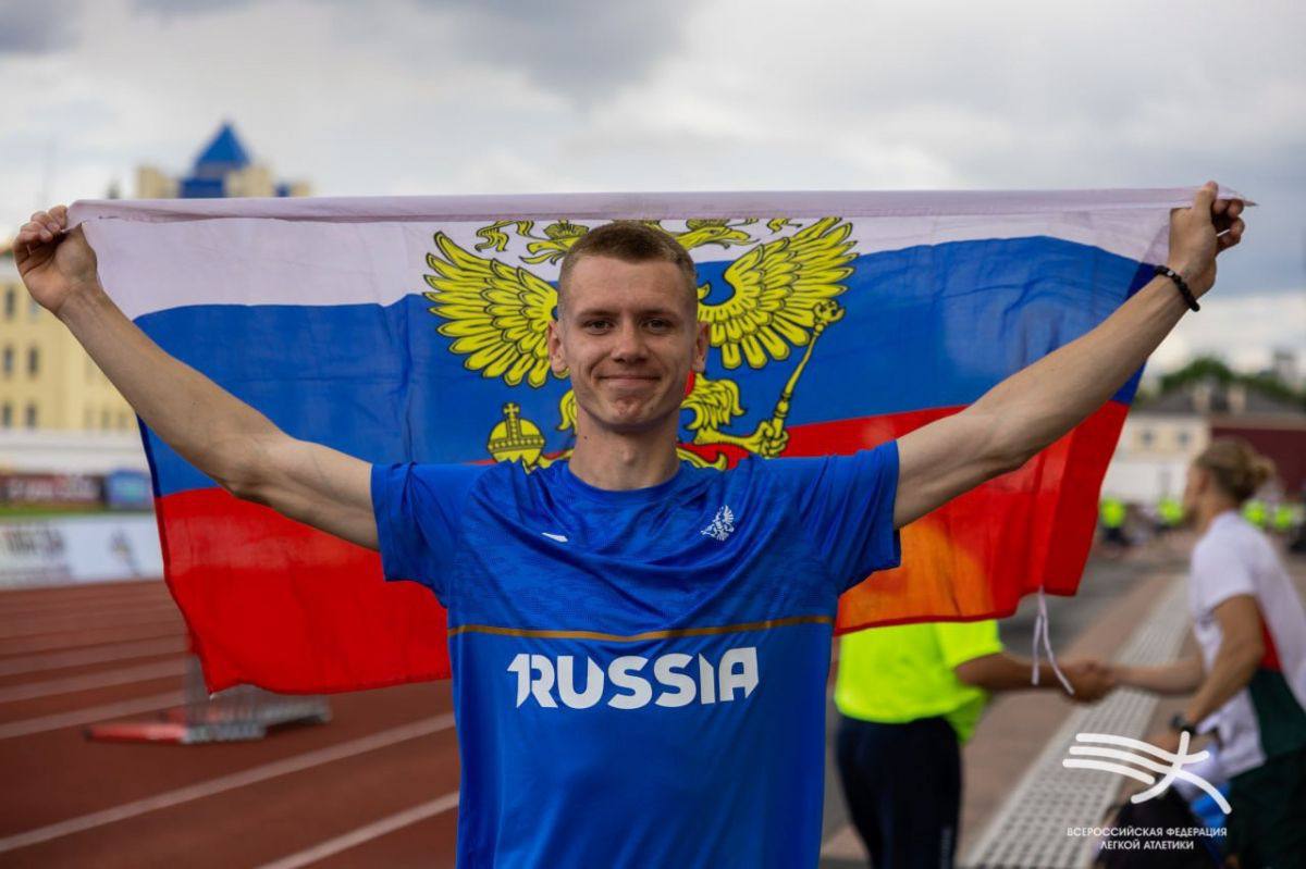 Воронежский атлет стал лучшим в прыжках в длину на чемпионате России В Казани завершились соревнования по прыжкам в длину в рамках чемпионата России по легкой атлетике, где воронежский спортсмен Юрий Ожгибесов показал отличный результат. В напряженной борьбе с участниками из разных регионов страны и ближнего зарубежья он завоевал золотую медаль с прыжком на 7 метров 84 сантиметра.