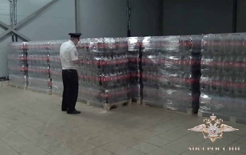 В Аксайском районе у предпринимателя изъяли почти 600 литров поддельной Coca-Cola  Мужчина продавал «паленку» на рынке в хуторе Ленина.  По данным суда, изъятые напитки произведены на неофициальном заводе с нарушениями в маркировке и составе.  Ущерб правообладателю составил больше 25 тысяч рублей, а предприниматель отделается штрафом в 50 тысяч рублей.