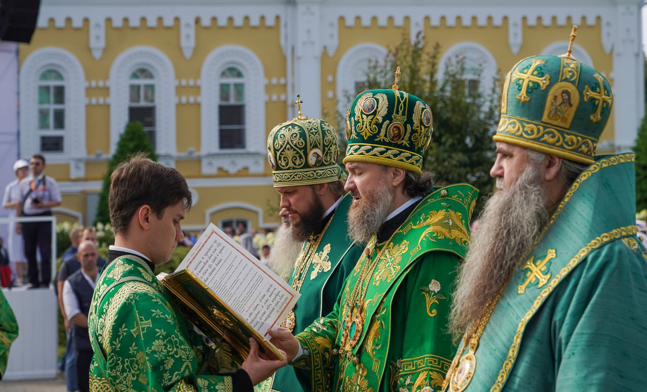 Вновь преподобный Серафим собрал в Серафимо-Дивеевском монастыре множество богомольцев. Собрались здесь, у его святых мощей, как дети вокруг своего отца, воссылают к нему свои молитвы, обращаются к преподобному со всеми душевными скорбями и нуждами. В ночь на 1 августа в Серафимо-Дивеевском монастыре было совершено три ночных литургии, в том числе в Троицком соборе, на престоле, освященном в честь святого саровского старца. Ранним утром литургия состоялась в Троицком соборе, в приделе иконы Божией Матери «Умиление». Главное богослужение прошло на площади перед Преображенским собором. Его возглавил управляющий делами Московской Патриархии РПЦ митрополит Георгий. Владыке сослужили 22 архиерея. Митрополит Воскресенский Григорий в своем святительском слове по окончании литургии сказал: «Действительно, Дивеево можно назвать святым местом для каждого русского православного христианина, потому что здесь совершенно по-особому совершается молитва».