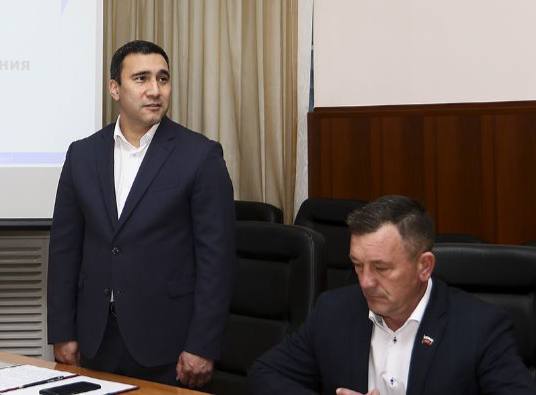 Мэра Находки Магинского премируют дополнительной зарплатой  На сайте Думы появился проект решения о премировании главы Находки. В среду, 30 июля на очередном заседании депутаты должны будут принять решение - достоин или нет?  - Премировать главу Находкинского городского округа, в связи с поступлением в 2024 году в бюджет Находкинского городского округа дотации на поддержку мер по обеспечению сбалансированности местных бюджетов, в размере одного месячного фонда оплаты труда, - написано в решении Думы  Сомнений в решении депутатов нет, посему порадуемся за нашего мэра! Человек третью неделю в отпуске, а денежки золотым дождем на него льются                                                                                                                                         Источник: Анонимный канал Шариповой