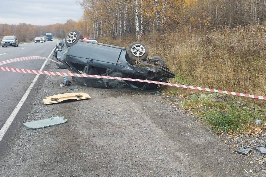 Девушка пострадала в аварии с переворотом на трассе М-5 в Челябинской области  Авария с переворотом произошла на трассе М-5 в Саткинском районе Челябинской области. 22-летний водитель за рулем Lada Priora при завершении обгона не справился с управлением и съехал с дороги на обочину. В итоге авто перевернулось на крышу.  В ДТП пострадала 17-летняя девушка. Она, как и водитель, не была пристегнута ремнем безопасности.  На месте аварии работают сотрудники ГАИ и следственно-оперативной группы.