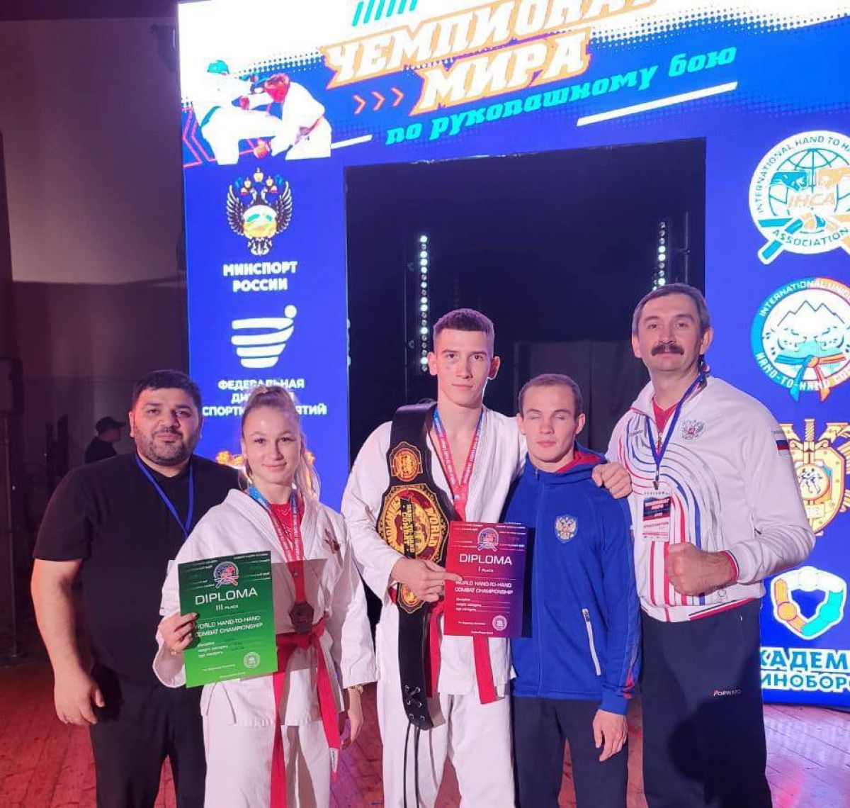 Тульские единоборцы завоевали медали чемпионата мира по рукопашному бою newstula ru fn 1751384 html Тульские спортсмены завоевали медали чемпионата мира по рукопашному бою который прошёл в Рязани Роман Савыкин стал лучшим в весовой категории до 73 килограммов а Александра Шубина завоевала бронзу в весе до 70 килограммов Прислать новость Подписаться