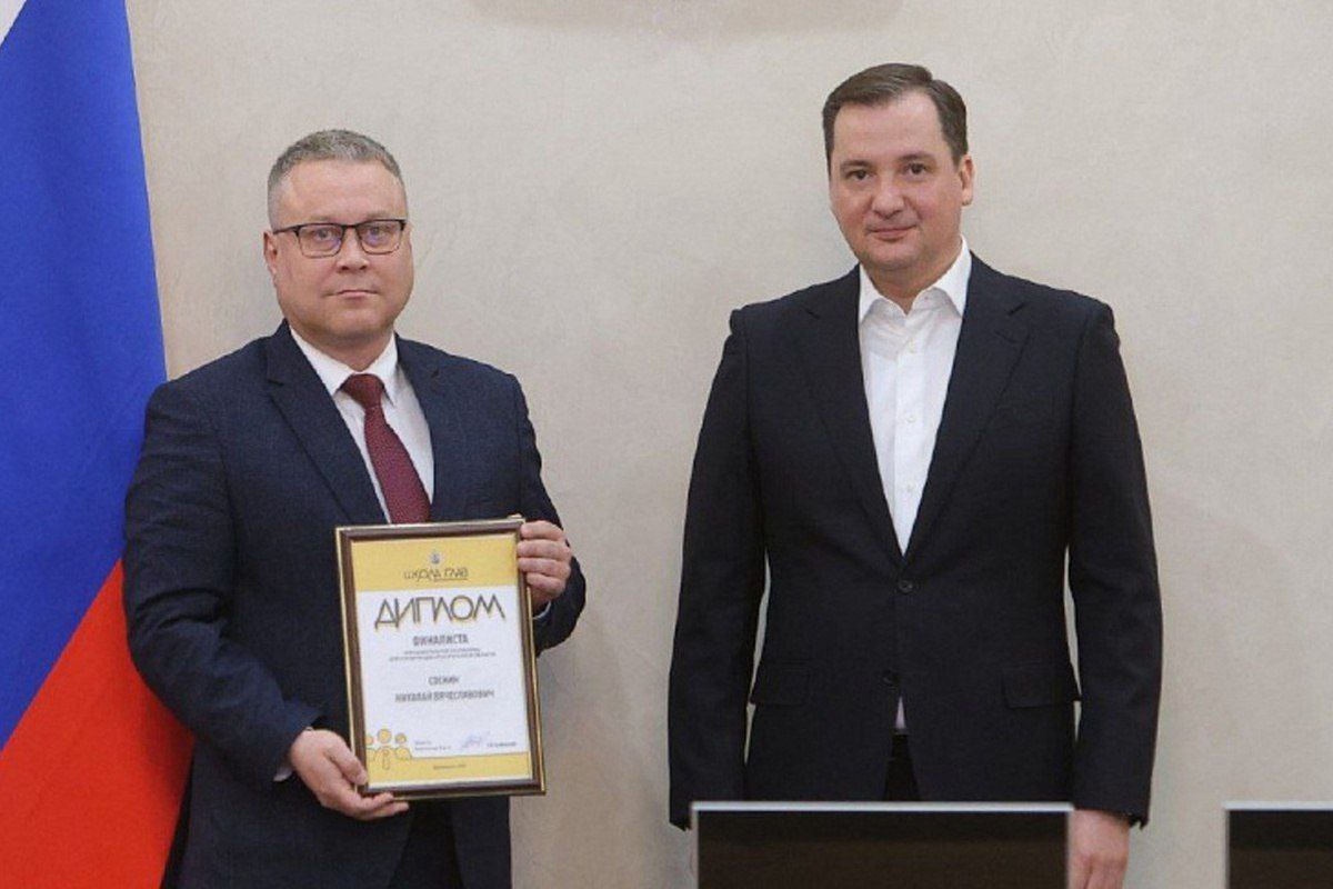 Выпускникам «Школы глав» в Архангельске вручили дипломы В региональном правительстве состоялась церемония вручения дипломов 20 финалистам образовательной платформы для управленцев «Школа глав», участие в которой принял губернатор Архангельской области Александр Цыбульский.