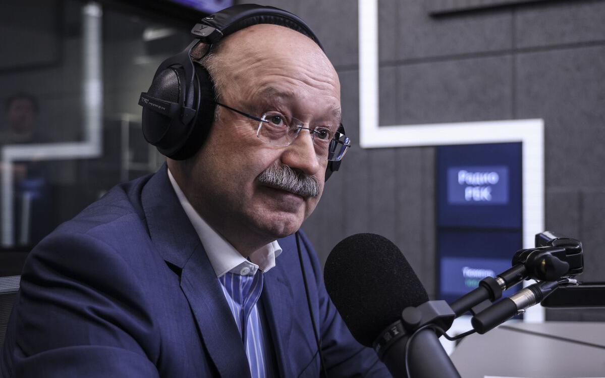 Экономист Михаил Задорнов дал совет куда вложить 1 млн Экономист экс глава банка ФК Открытие Михаил Задорнов считает что наибольшую доходность при вложении 1 млн принесет банковский вклад Об этом он рассказал в программе Инвестиционный час на Радио РБК По словам Задорнова на текущий момент самые выгодные ставки банки предлагают по трехмесячным и четырехмесячным депозитам поэтому целесообразно вкладывать средства именно в них Задорнов также отметил что для инвесторов располагающих более крупными суммами имеет смысл захеджировать валютный риск через квазивалютные облигации Сейчас российские эмитенты активно выпускают такие выпуски и это позволит застраховать какую то часть средств от возможного обесценивания рубля Это может быть условно четверть или треть портфеля на случай если события будут развиваться не по самому благоприятному сценарию добавил он Михаил Задорнов поделился что и сам придерживается аналогичной стратегии Да я держу деньги на вкладе и не инвестирую в акции У меня есть акции в портфеле но это уже старые приобретения И есть корпоративные бумаги в том числе валютные рассказал он Резюмируя экономист добавил что также считает хорошей идеей для массового инвестора программу долгосрочных сбережений ПДС Подробнее Экономист Михаил Задорнов дал совет куда вложить 1 млн Подписаться на Сам ты инвестор